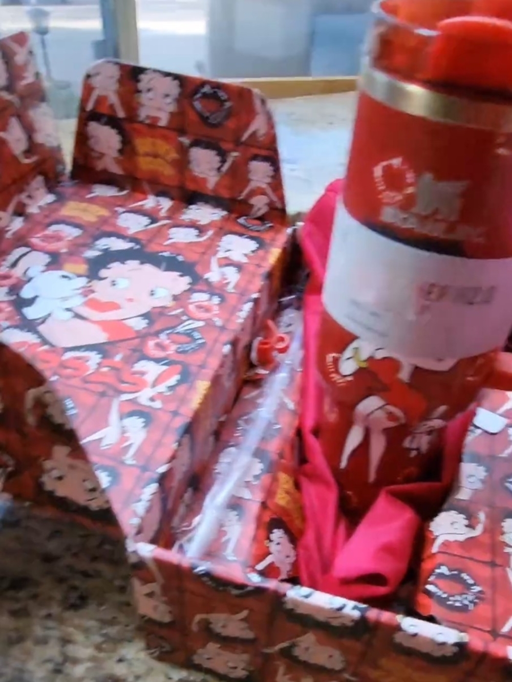 Stanley Betty Boop Red & Black Dog Kisses Graphic Traveler Tumbler NWT  In Box - Picture 3 of 6